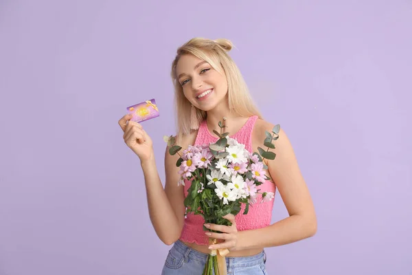 Belle Jeune Femme Avec Carte Cadeau Fleurs Sur Fond Couleur — Photo