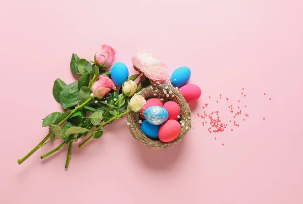Összetétel Gyönyörű Húsvéti Tojás Virágok Színes Háttér — Stock Fotó