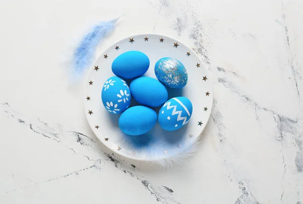 Piatto Con Belle Uova Pasqua Sfondo Chiaro — Foto Stock