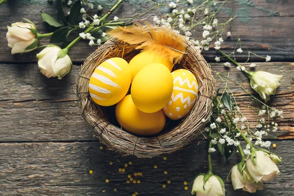 Összetétel Gyönyörű Húsvéti Tojásokkal Virágokkal Alapon — Stock Fotó