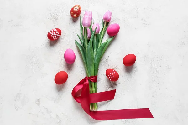 Összetétel Gyönyörű Húsvéti Tojás Virágok Könnyű Háttér — Stock Fotó