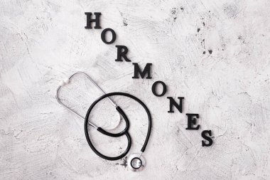 Gri arkaplanda sözcük ve steteskop