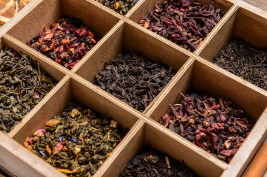 Farklı türde kuru çay yapraklı ahşap kutu.