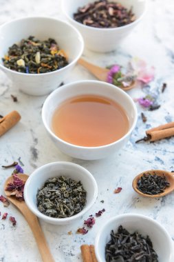 Masada kuru yapraklı çay ve kase.