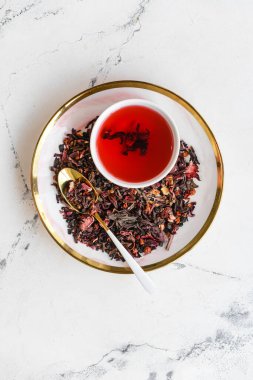 Hafif arkaplanda bir fincan çay ve kuru yapraklar