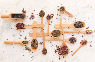 Hafif arkaplanda kuru çay yaprakları olan kompozisyon