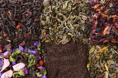 Arkaplan olarak kuru çay yaprakları ve çiçekler