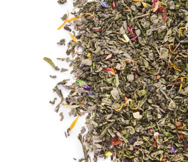 Beyaz arkaplanda kuru çay yaprakları