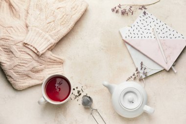 Çaydanlıklı kompozisyon ve arka planda bir fincan çay.