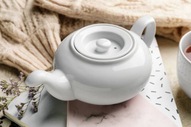 Hafif arkaplanda çaydanlık ile kompozisyon