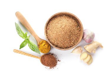 Beyaz arka planda farklı baharatlı kase ve kaşıklar