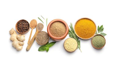 Beyaz arka planda farklı baharatlar ve bitkiler