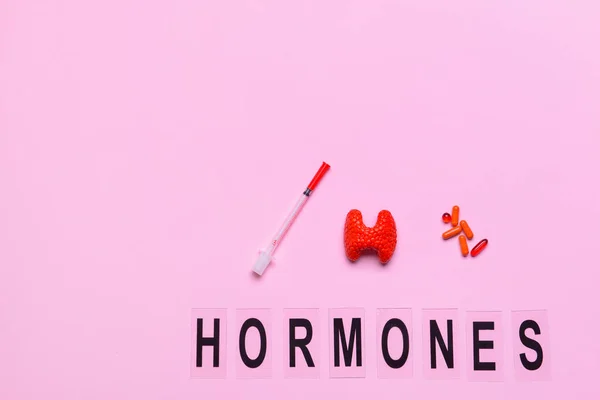 Kelime Hormones Tiroid Bezi Ilaç Renk Arkaplan Şırınga — Stok fotoğraf