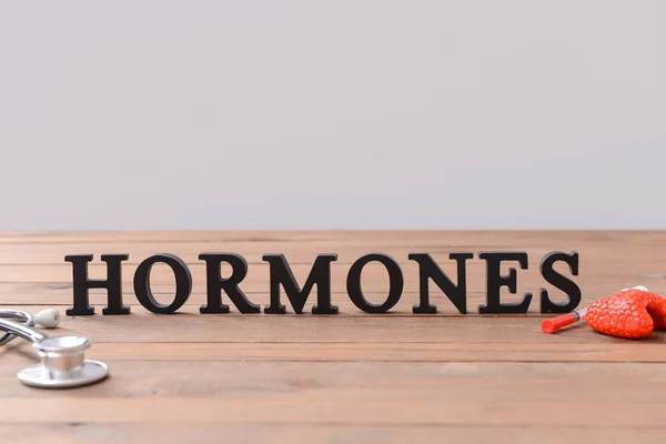 Kelime Hormones Tiroit Bezi Ahşap Masa Üzerinde Steteskop — Stok fotoğraf