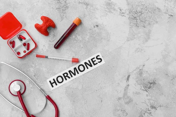 Kelime Hormones Tiroid Bezi Kan Örneği Şırınga Steteskop Gri Arka — Stok fotoğraf