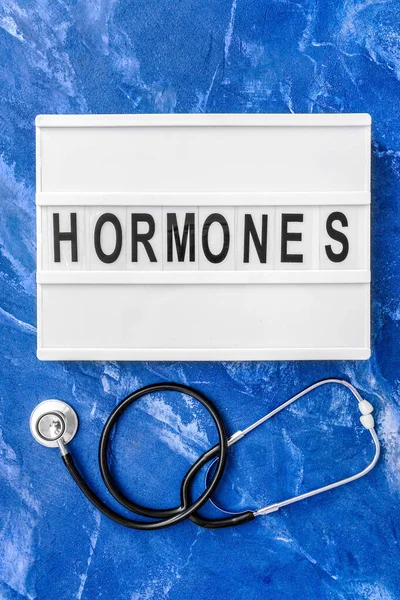 Renk Arkaplanı Üzerinde Hormones Steteskop Yazan Tahta — Stok fotoğraf