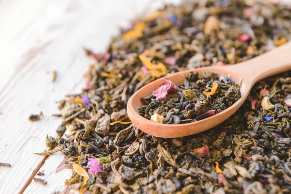 Träsked Med Torra Teblad Och Blommor Bordet — Stockfoto