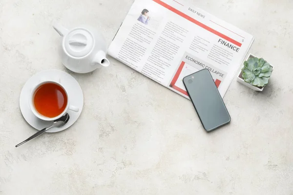 Композиція Чайником Мобільним Телефоном Чашкою Чаю Світлому Фоні — стокове фото