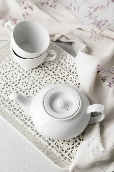 Hafif arkaplanda çaydanlık ve kupalar