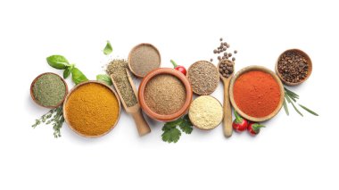 Beyaz arka planda farklı baharatlar ve bitkiler