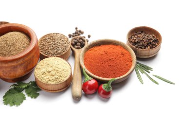 Beyaz arka planda farklı baharatlar ve bitkiler