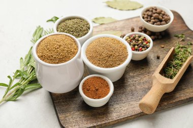 Açık arkaplanda farklı baharat ve bitkiler bulunan tahta