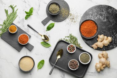 Hafif arka planda farklı baharat ve bitkilerle kompozisyon