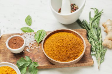 Hafif arka planda farklı baharat ve bitkilerle kompozisyon