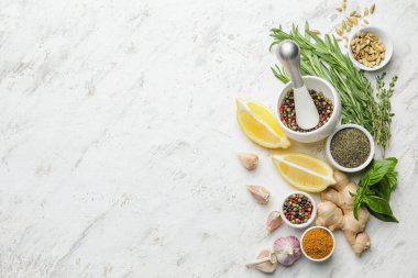 Hafif arka planda farklı baharat ve bitkilerle kompozisyon