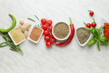 Hafif arka planda farklı baharat ve bitkilerle kompozisyon