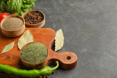 Esmer arka planda farklı baharat ve otlarla kompozisyon