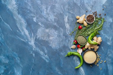 Renk arkaplanında farklı baharat ve bitkiler içeren kompozisyon