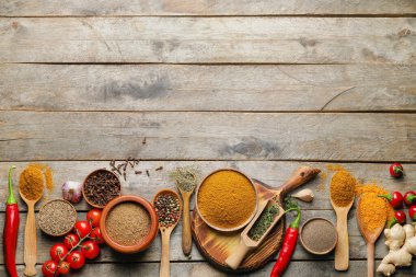 Ahşap arka planda farklı baharatlar içeren kompozisyon
