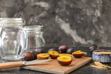 Koyu arkaplanda olgun erikli tahta