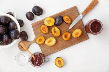 Beyaz arka planda lezzetli ev yapımı erik reçeli kompozisyonu