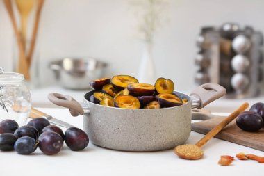 Mutfaktaki masada taze erikle demlik pişiriyorum.