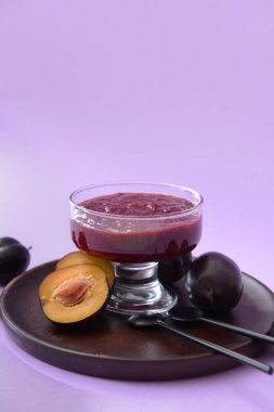 Renkli arkaplanda ev yapımı erik reçeli tabağı