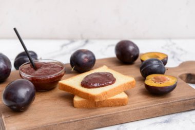 Hafif arkaplanda ev yapımı erik reçeli ile nefis bir kompozisyon