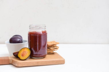 Cam kavanoz ve nefis ev yapımı erik reçeli.