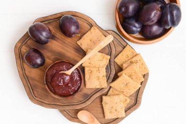 Beyaz arka planda lezzetli ev yapımı erik reçeli kompozisyonu