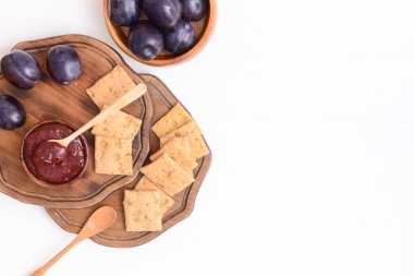 Beyaz arka planda lezzetli ev yapımı erik reçeli kompozisyonu