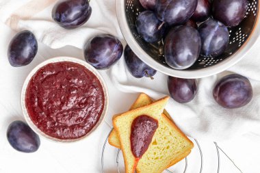 Ahşap zemin üzerinde lezzetli ev yapımı erik reçeli ile kompozisyon