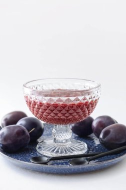 Beyaz arka planda lezzetli ev yapımı erik reçelli kase.