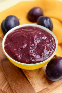 Lezzetli ev yapımı erik reçeli ile ahşap tahtada kase