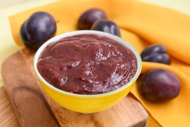 Lezzetli ev yapımı erik reçeli ile ahşap tahtada kase