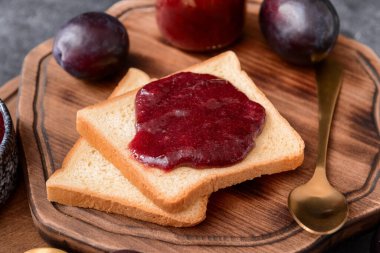 Bir dilim ekmek ve lezzetli ev yapımı erik reçeli.