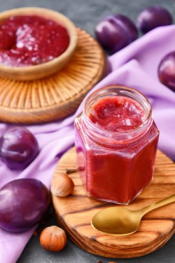 Lezzetli ev yapımı erik reçeli ile koyu arkaplanda kompozisyon