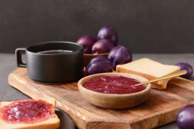 Lezzetli ev yapımı erik reçeli ile koyu arkaplanda kompozisyon