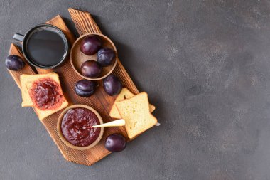 Lezzetli ev yapımı erik reçeli ile koyu arkaplanda kompozisyon