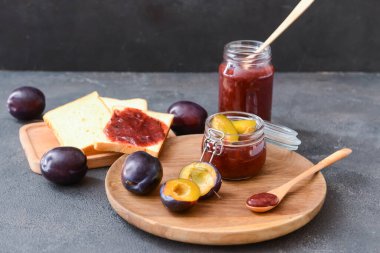 Lezzetli ev yapımı erik reçeli ile koyu arkaplanda kompozisyon